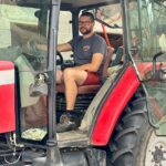 Farless Farmer: Pierre Richard tornou -se uma estrela improvável da Internet depois que ele pulverizou ciganos que haviam invadido sua fazenda familiar no nordeste da França com fertilizante fluido