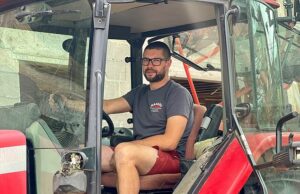 O fazendeiro francês que disse “não” aos ciganos: quando os viajantes invadiram seu campo e a Gendarmerie não fez nada, Pierre Richard subiu em seu trator e os pulverizou em Merde! Farless Farmer: Pierre Richard tornou -se uma estrela improvável da Internet depois que ele pulverizou ciganos que haviam invadido sua fazenda familiar no nordeste da França com fertilizante fluido