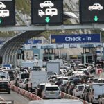 O tráfego já estava na fila de balsas para a França em Dover Docks no início da manhã de sexta -feira, quando a fuga começou