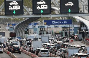 O fim de semana de feriado bancário começa. Os alertas do caos de trânsito são emitidos, à medida que 17 milhões de pessoas se preparam para seguir a estrada. A Rail Company diz que “não dirige” à frente de greves. O tráfego já estava na fila de balsas para a França em Dover Docks no início da manhã de sexta -feira, quando a fuga começou