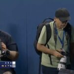 Selcuk Acar, um jornalista e fotojornalista experiente freelancer, teve suas credenciais revogadas depois, ele diz, ele foi instruído a entrar no Louis Armstrong Stadium no domingo à noite