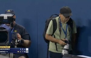 O fotógrafo aberto dos EUA que provocou o colapso de 7 minutos de Medvedev revelou o momento na televisão que eles não puderam mostrar … quando ele chamou seus advogados para ‘linchamento’. Selcuk Acar, um jornalista e fotojornalista experiente freelancer, teve suas credenciais revogadas depois, ele diz, ele foi instruído a entrar no Louis Armstrong Stadium no domingo à noite