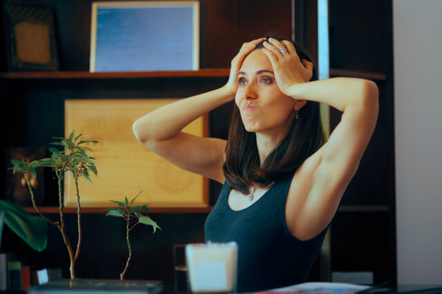 O funcionário feminino do hotel diz que o convite está atrasado para conferir - suas respostas Stards


