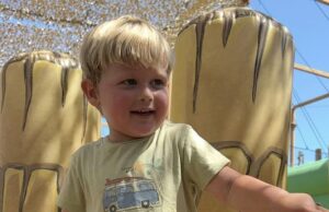 O garoto britânico, 3 anos, é ‘sequestrado’ na Costa del Sol, enquanto os policiais procuram jovem e ‘sua mãe que o levou’ A polícia na Espanha lançou uma grande busca por um garoto britânico de três anos que se diz ter sido sequestrado por sua mãe russa