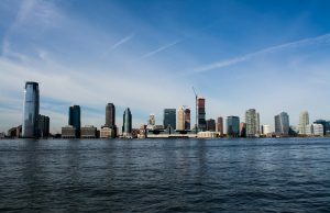 O governador Murphy assina a proibição de sorteios de Nova Jersey O horizonte de Nova Jersey da Estátua da Liberdade pode ver o rio na vanguarda da imagem e depois os prédios altos ao fundo. O governador Murphy assina a proibição de sorteios de Nova Jersey