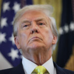 O governo Trump sofre um chute duplo preso em horas