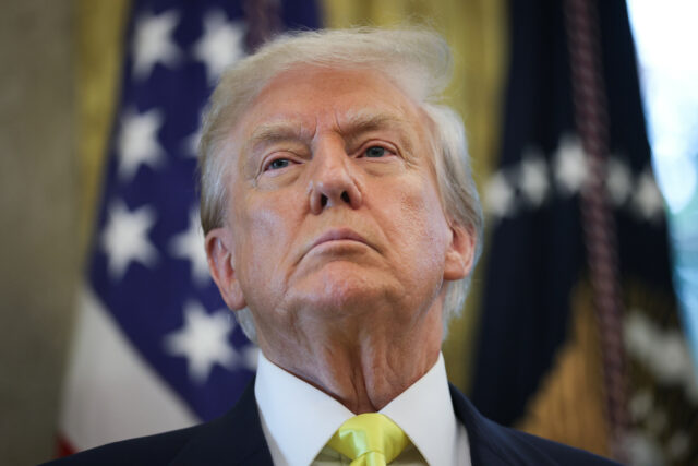 O governo Trump sofre um chute duplo preso em horas

