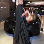 Eli Moulton fotografou usando o vestido e acompanhando cachecol longo que quase 'decapitou' ela