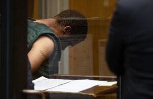 O homem acusado de abater um oficial de liberdade condicional em East Oakland se declara culpado O homem acusado de abater um oficial de liberdade condicional em East Oakland se declara culpado