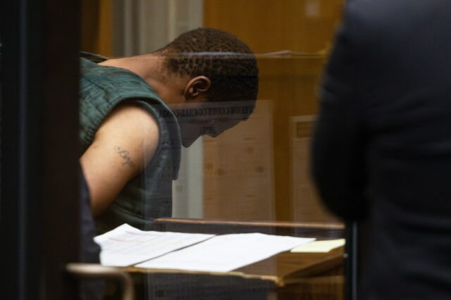 O homem acusado de abater um oficial de liberdade condicional em East Oakland se declara culpado



