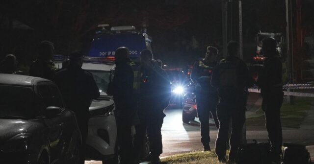 O homem apreendeu depois de dois corpos no sul, leste de Melbourne

