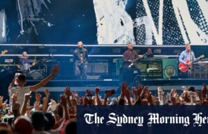 O homem cai até a morte em um show do Oasis em Londres Milhares para o Oasis