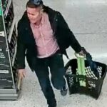 Um homem encontrado morto em um banco ao lado do rio foi nomeado pela polícia quando os policiais continuam sua busca pelo assassino com imagens de CCTV que também surgem da vítima