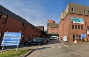 O homem de 77 anos morre durante a cirurgia cardíaca depois que o hospital perde energia por 10 minutos: Relatório Scunthorpe Hospital Geral Hospital.