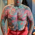 O homem mais tatuado da Grã-Bretanha, rei da tinta, rei corporal, a arte extrema, de Birmingham, que gastou £ 40.000 em manchas, revelou como ele era antes de ser submetido a extensa modificação do corpo