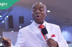 O homem muçulmano reage depois que o bispo Oyedepo rejeita o uso do hijab, assista ao vídeo antigo O homem muçulmano reage depois que o bispo Oyedepo rejeita o uso do hijab, assista ao vídeo antigo