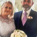 Daniel Crow, 54, (foto à esquerda) lançou um ataque aterrorizante a Amanda Crow, (foto à direita) 55, de Ely, Cambridgeshire, infligindo várias facadas por todo o corpo e rosto