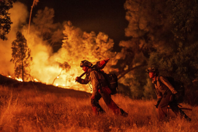 O incêndio de Pickett cresce de 6.000 para quase 7.000 acres. Os bombeiros continuam a lutar 'condições desafiadoras' no domingo




