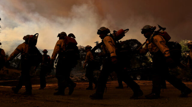 Howard Forest Helitack de Cal Fire cai no incêndio de Pickett ...