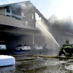 Wilfido Chavez observa os bombeiros combatem um incêndio em seu apartamento ...