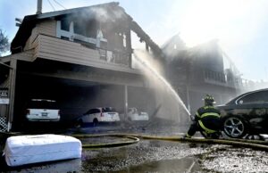 O incêndio em Marin County Apartments causa 8 lesões e 55 deslocamentos Wilfido Chavez observa os bombeiros combatem um incêndio em seu apartamento ...