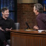 O inimigo de longa data de Andy Samberg Seth Meyers Frisbee recebe a risada final