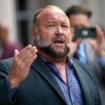 O juiz limpa o caminho para a venda dos infowars de Alex Jones