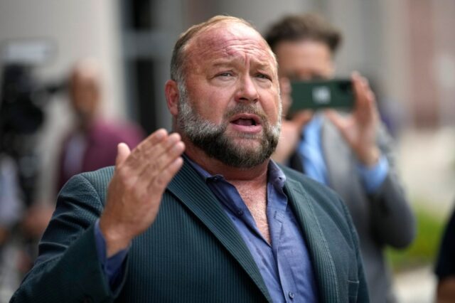 O juiz limpa o caminho para a venda dos infowars de Alex Jones

