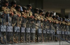 O juiz pesa se Trump violou a lei federal usando a Guarda Nacional para Los Angeles Arquivo - Membros da Guarda Nacional da Califórnia e fuzileiros navais dos EUA, a entrada fora do Wilshire Federal em Los Angeles, 13 de junho de 2025. (Stephen Lam/San Francisco Chronicle via AP, arquivo)