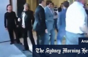 O líder da dança do pai da Rússia, Blowhod, faz Putin parecer razoável Medvedev, o primeiro ministro, e Putin visitam Franz Josef Earth Archipelago no Ártico russo em 2017.