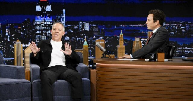 O líder noturno, Greg Gutfeld, lembra seu parceiro Jimmy Fallon sobre sua primeira reunião bêbada

