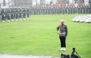 O ministro do Estado chama um candidato de Passkibraka que ainda está nervoso O ministro do Estado chama um candidato de Passkibraka que ainda está nervoso