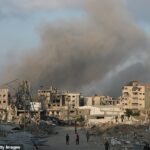 A fumaça sobe acima do céu em Gaza após as greves de Israel na quinta -feira