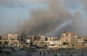 O ministro israelense alerta que os portões do inferno abrirão em breve no Hamas, pois Netanyahu aprova a invasão de Gaza City, mas também ordena discussões sobre a liberação de cativos A fumaça sobe acima do céu em Gaza após as greves de Israel na quinta -feira