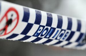 Funcionário de loja de conveniência é esfaqueado durante assalto O mistério do corpo é encontrado pela rodovia após o outono