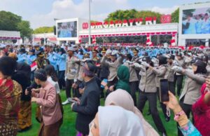 O momento de Pabowo dançou enquanto executa as músicas de Rath e Tabola Bale no palácio O momento de Pabowo dançou enquanto executa as músicas de Rath e Tabola Bale no palácio
