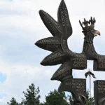 O monumento de escultura "Wołyńska" em Podkarpacie foi devastado. A polícia está procurando o agressor