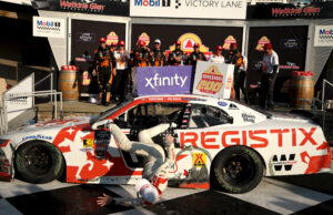 O motorista da NASCAR quebra a clavícula no outono enquanto celebra a vitória NASCAR Connor Zilisch