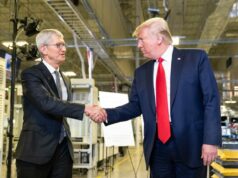 Trump deve convidar Tim Cook e outros CEOs para a próxima viagem à China O novo compromisso de 100 bilhões de Apple nos EUA obteve uma isenção tarifária de 100%