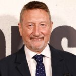 O novo escritor de James Bond diz que pretende tornar o filme "melhor, mais forte e mais ousado"
