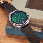 Uma pessoa que usa o Samsung Galaxy Watch 8 e segura o Galaxy Z Fold 7