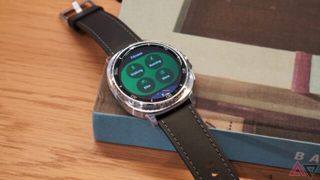 Uma pessoa que usa o Samsung Galaxy Watch 8 e segura o Galaxy Z Fold 7