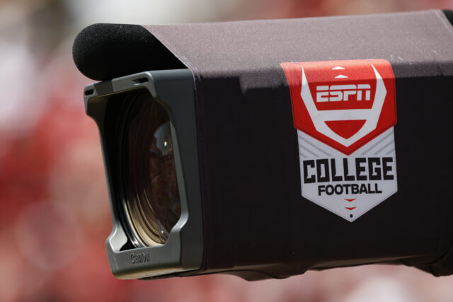 O novo serviço de streaming da ESPN, ESPN Unlimited, explica como assistir ao futebol universitário da NCAA.




