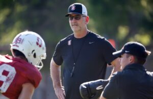 O novo visual de Stanford é liderado pelo treinador interino Reich e pelo Doutor QB Reich. Stanford enfrentará o Havaí em sua abertura com uma equipe nova. O quarterback da Universidade de Stanford, Ben Gulbrandson (15)