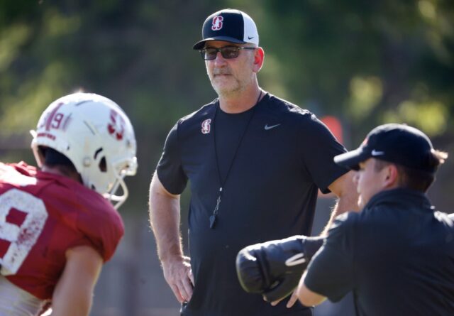 O quarterback da Universidade de Stanford, Ben Gulbrandson (15)