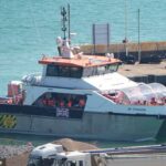 Um grupo de pessoas que se acredita serem migrantes trazidas para a Border Power Association em Dover, Kent