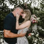 O pai de Travis Kelce, Ed, revelou detalhes sobre a proposta luxuosa de seu filho a Taylor Swift, que ele afirma estar ficando 'um pouco nervoso' sobre a estrela da NFL demorando muito para fazer a pergunta