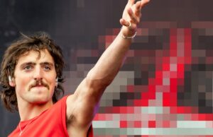 O palco da turnê de Benson Boone é comparado a um pênis pelos fãs Benson Boone Stage Main Getty X Composite 2