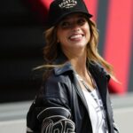O parceiro de Lando Norris, Margarida Corceiro, vira a cabeça enquanto dá uma olhada no paddock da F1