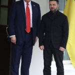 Donald Trump cumprimenta o presidente ucraniano Volodymyr Zelensky na Casa Branca em 18 de agosto de 2025 em Washington, DC